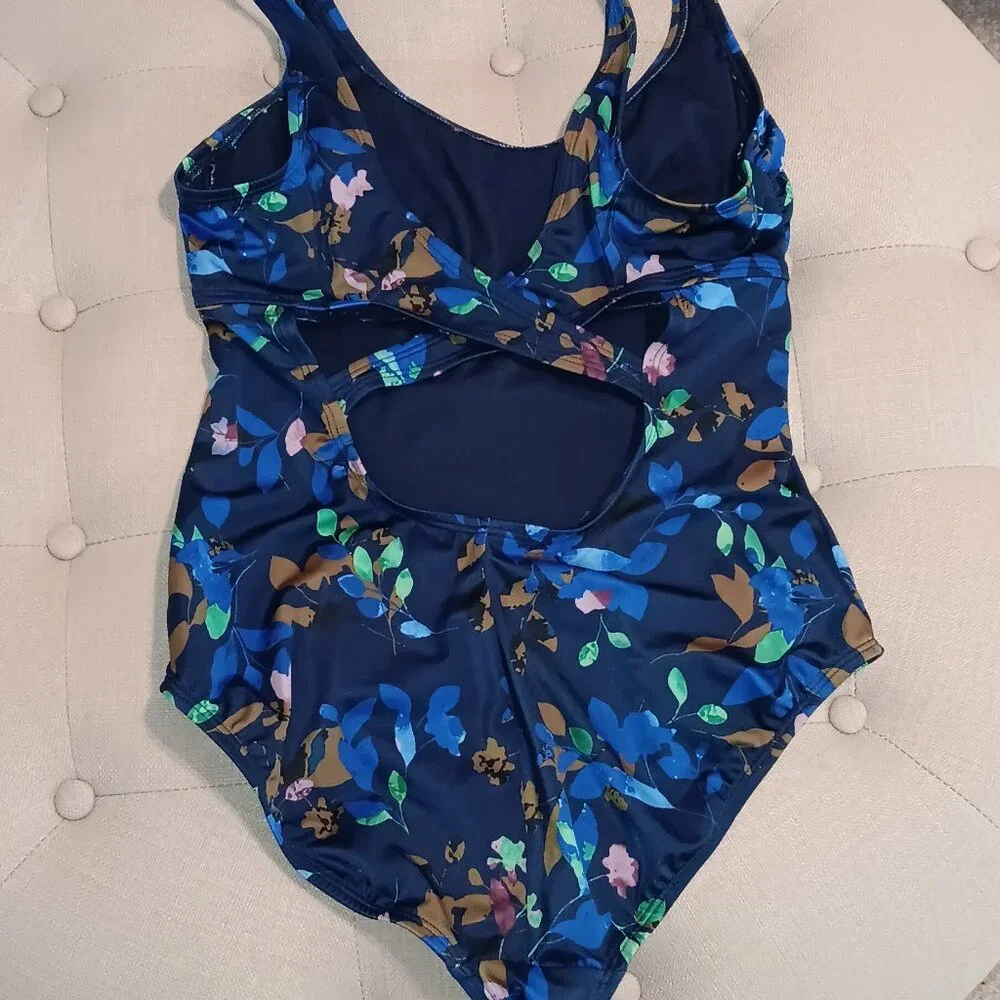 Womans All In Motion Swimsuit Size Medium - Picture 2 of 3